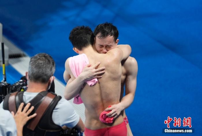 当地时间8月3日，东京奥运会男子单人3米跳板决赛中，中国选手谢思埸以558.75分首次加冕该项目奥运冠军。曾经历两次严重的脚伤，一度险些告别跳水生涯的谢思埸，如今也成为继名将熊倪之后，第二位在单届奥运会包揽男子单、双人三米板冠军的中国运动员。赛后两名中国选手相拥庆祝。/p中新社记者 杜洋 摄