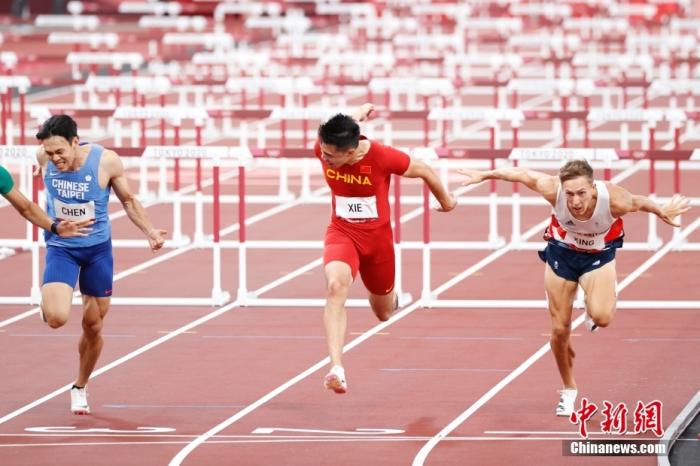 8月3日，东京奥运会男子110米栏开赛，谢文骏在预赛中跑出13秒51，以小组第四晋级半决赛。图为谢文骏在比赛中。 <a target='_blank' href='http://www.chinanews.com/'>中新社</a>记者 韩海丹 摄