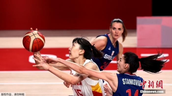 当地时间8月4日，奥运会女篮1/4决赛中，中国女篮70：77塞尔维亚女篮无缘四强。三节战罢中国女篮一度领先9分，但末节比赛开局对手打出一波进攻潮反超比分，最终中国女篮遗憾落败。