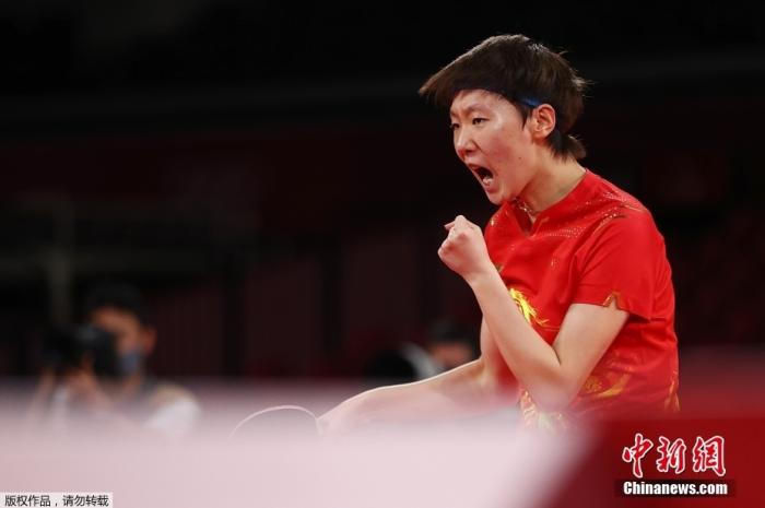 外国媒体关心中国与美国参赛选手联机上场乒乓球世界杯