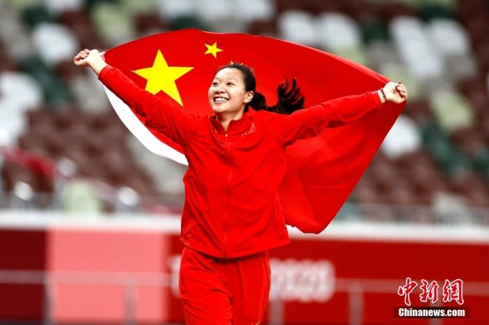 当地时间8月6日，在东京奥运会女子标枪决赛中，中国选手刘诗颖在第一次试投中投出66.34米，获得该项目的金牌。这也是中国选手首夺奥运会标枪项目的金牌。图为中国选手刘诗颖身披国旗庆祝夺冠。 <a target='_blank' href='http://www.chinanews.com/'>中新社</a>记者 富田 摄