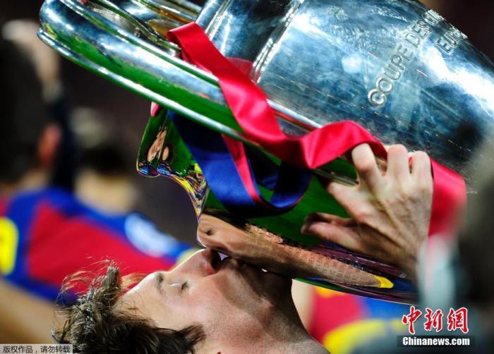 2011年5月28日，英国伦敦温布利球场，巴萨在欧冠决赛上击败曼联成为欧冠冠军，梅西亲吻冠军奖杯。