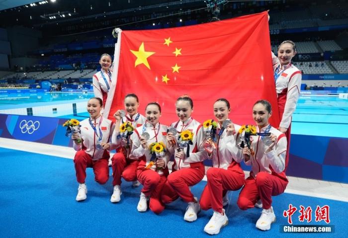 当地时间8月7日，在东京奥运会花样游泳团体自由自选比赛中，中国队得到97.3000分，加上此前技术自选得分，以总分193.5310分获得亚军，获得冠军的是实力强大的俄罗斯奥运选手队。<a target='_blank' href='http://www.chinanews.com/'>中新社</a>记者 杜洋 摄