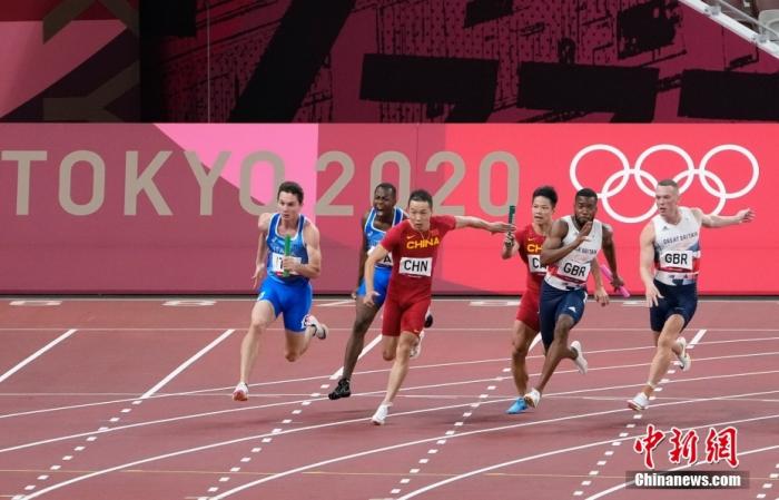 8月6日，在东京奥运会男子4X100米接力决赛中，由汤星强、谢震业、苏炳添和吴智强组成的中国队以37秒79的成绩获得第四名。图为苏炳添(右三)给吴智强(右四)交棒。 <a target='_blank' href='http://www.chinanews.com/'>中新社</a>记者 杜洋 摄