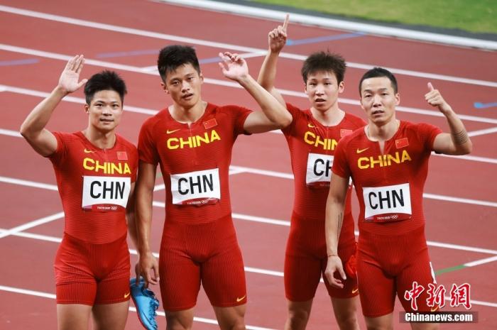 8月6日，在东京奥运会男子4×100米接力决赛中，中国队以37.79秒的成绩获得第四，第四名也追平了中国在该项目的最好成绩。图为队员赛后合影。图片来源：视觉中国