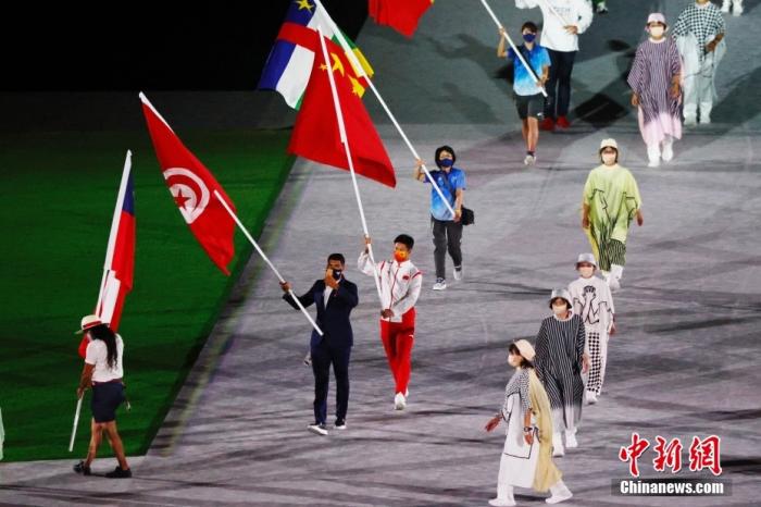8月8日，日本东京新国立竞技场，东京奥运会闭幕式举行。图为中国代表团闭幕式旗手苏炳添举国旗出场。/p中新社记者 韩海丹 摄
