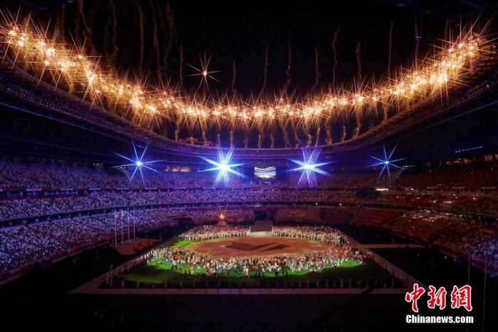 8月8日，日本东京新国立竞技场，东京奥运会闭幕式举行。图为闭幕式现场。<a target='_blank' href='http://www.chinanews.com/'>中新社</a>记者 韩海丹 摄