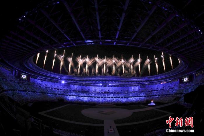 8月8日，在日本东京新国立竞技场，东京奥运会闭幕式举行。图为烟花秀。<a target='_blank' href='http://www.chinanews.com/'>中新社</a>记者 杜洋 摄