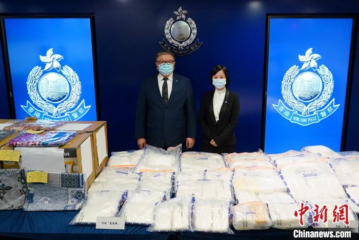 8月8日下午，香港警方举行记者会，宣布破获一宗串谋贩毒案，检获106公斤毒品，包括冰毒及氯胺酮（俗称“K粉”），市值约5700万港元，行动中拘捕两名男子。警方调查发现涉案毒品夹杂于1500箱床上用品的货柜内，本月5日由巴基斯坦经海路抵港。图为香港警方毒品调查科（行动）警司陈江明（左）及总督察叶秀兰出席记者会。 <a target='_blank' href='/'>中新社</a>记者 张炜 摄 　