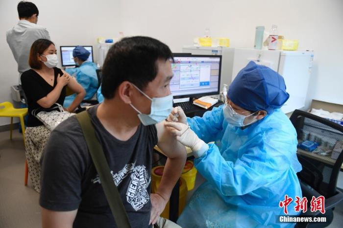 8月10日，浙江杭州，经过预约的居民在方舱医院内接种新冠疫苗。连日来，杭州市有序推进新冠病毒疫苗接种工作。 <a target='_blank' href='http://www.chinanews.com/'>中新社</a>记者 许少峰 摄