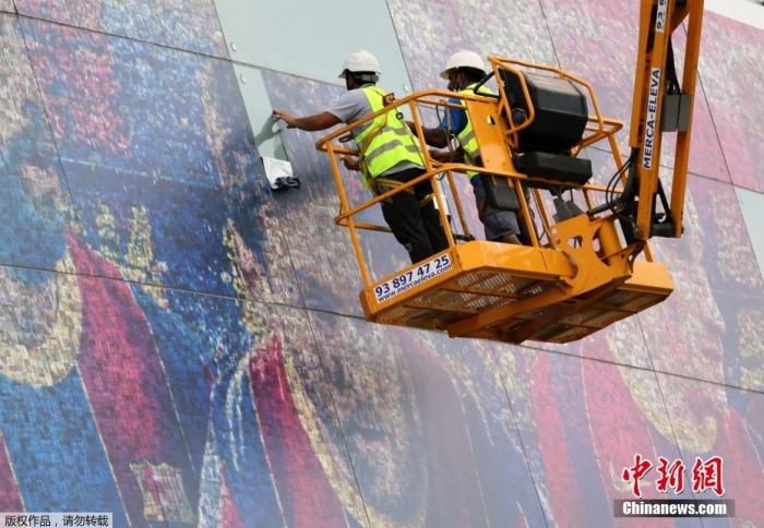 当地时间8月10日，西班牙巴萨罗那的诺坎普球场外，巴萨的工作人员正在将梅西的大幅海报全部撤下。