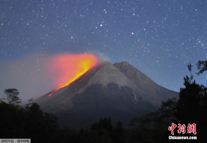 当地时间8月11日，印度尼西亚日惹市的斯勒曼，炽热的熔岩从默拉皮火山喷涌而下，与星空相辉映。