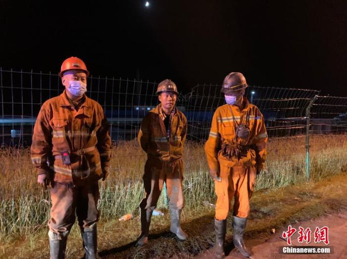 8月14日，青海省海北藏族自治州刚察县热水镇柴达尔煤矿泥浆崩塌事故救援现场的救援人员。 中新社记者 马铭言 摄