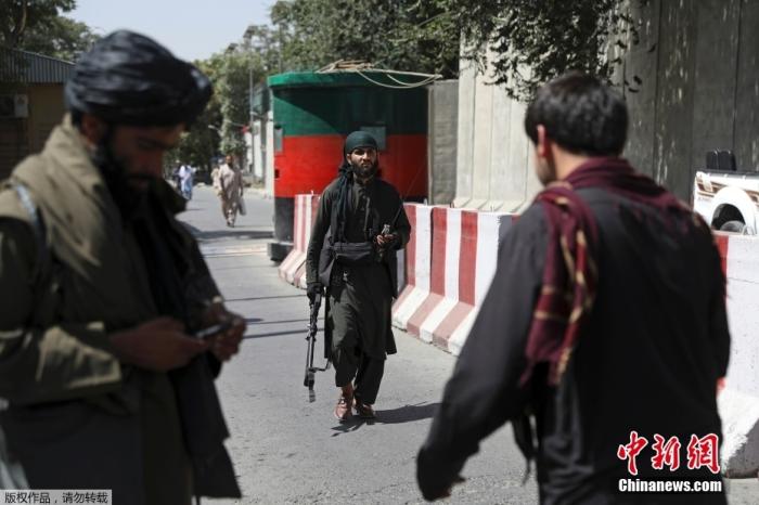 当地时间8月16日，阿富汗首都喀布尔，阿富汗塔利班相关人员在街头巡逻。