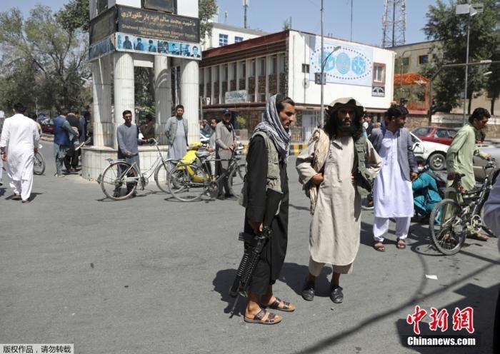 當地時間8月16日，阿富汗首都喀布爾，阿富汗塔利班相關人員在街頭巡邏。