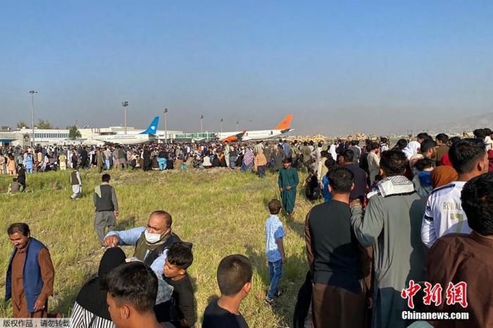 當地時間8月16日，等待撤離的人群聚集在阿富汗機場。當日，大量人群擁擠在首都喀布爾的機場，試圖離開阿富汗。據俄羅斯衛星通訊社報道，美軍當天曾在喀布爾機場朝部分阿富汗人開槍，造成至少3人死亡。