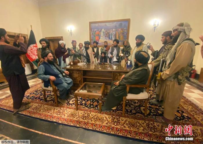 当地时间8月15日，阿富汗塔利班进入总统府。据报道，阿富汗塔利班发言人对半岛电视台称，在阿富汗，战争已经结束，统治情况和政权形式等很快就会明朗。
