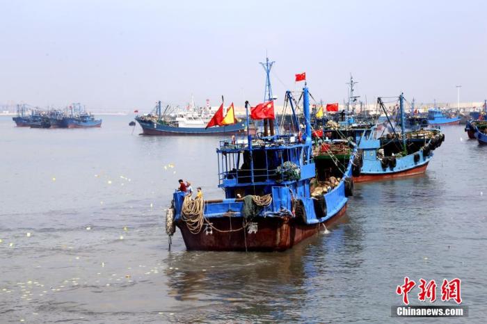 南海伏季休渔结束 中国多港千帆竞发出海开渔