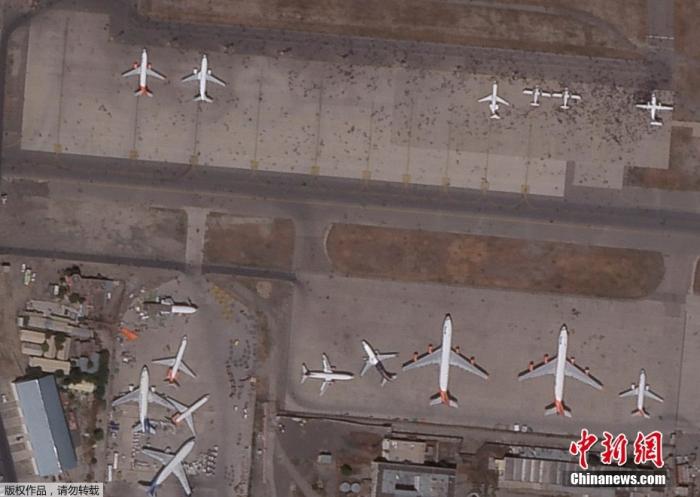 當地時間8月16日，阿富汗喀布爾國際機場，衛星照片顯示機場停機坪上人群密集。