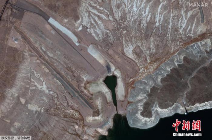 当地时间8月16日,美国联邦政府首次宣布科罗拉多河进入缺水状态,美国西南各州将被强制削减用水量。据报道,受持续干旱影响,科罗拉多河上由胡佛大坝拦蓄而成的米德湖水位降至前所未有的低点。图为米德湖局部鸟瞰图。 当地时间8月16日,美国联邦政府首次宣布科罗拉多河进入缺水状态,美国西南各州将被强制削减用水量。据报道,受持续干旱影响,科罗拉多河上由胡佛大坝拦蓄而成的米德湖水位降至前所未有的低点。图为米德湖局部鸟瞰图。