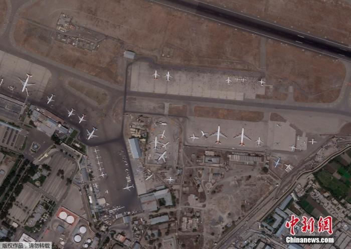 当地时间8月16日，阿富汗喀布尔国际机场，卫星照片显示机场停机坪上人群密集。