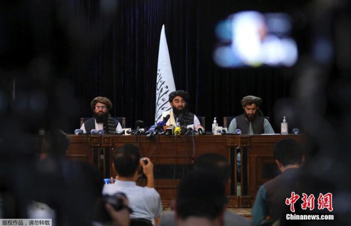 当地时间8月17日傍晚，阿富汗塔利班新闻发言人扎比胡拉·穆贾希德在位于阿富汗首都喀布尔的媒体中心举行记者会，这也是塔利班15日进入阿富汗首都喀布尔之后的首次记者会。