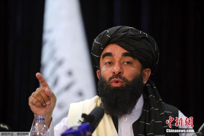 當地時間8月17日傍晚，阿富汗塔利班新聞發言人扎比胡拉·穆賈希德在位于阿富汗首都喀布爾的媒體中心舉行記者會。