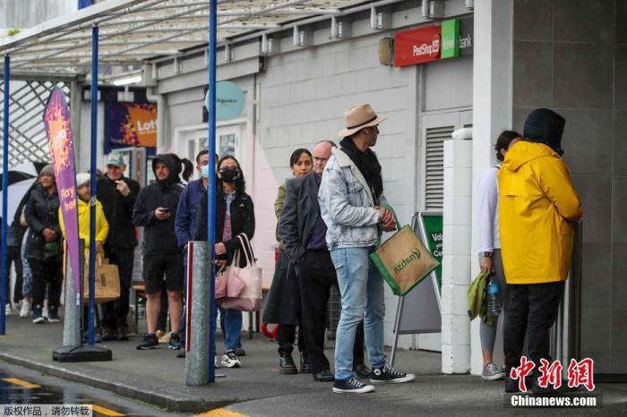 資料圖：新西蘭奧克蘭，民眾排隊進入超市采購生活用品。