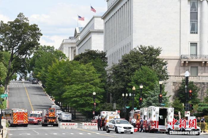 当地时间8月19日，一名男子驾驶黑色皮卡至国会图书馆前，并声称车上有炸弹。该事件导致美国国会大厦周边街道封锁，警方还疏散了周边国会办公楼和联邦最高法院里的工作人员。图为美国会大厦南侧的独立大道被封锁。 <a target='_blank' href='http://www.chinanews.com/'>中新社</a>记者 陈孟统 摄