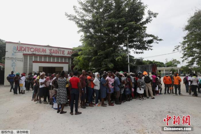 当地时间8月19日，海地南部城市莱凯附近的Camp-Perrin，民众排队领取世界粮食计划署援助的物资。据报道，海地上周发生强烈地震后余震不断，截至目前死亡人数累计已超过2000人。海地总理称，国家濒临崩溃。救援工作迟缓，物资短缺，灾民的不满情绪持续升温。