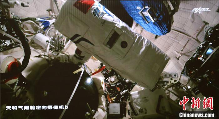 据中国载人航天工程办公室消息，北京时间8月20日8时38分，航天员聂海胜成功开启天和核心舱节点舱出舱舱门，截至10时12分，航天员聂海胜、刘伯明身着中国自主研制的新一代“飞天”舱外航天服，已先后从天和核心舱节点舱成功出舱，并已完成在机械臂上安装脚限位器和舱外工作台等工作，后续将在机械臂支持下，相互配合开展空间站舱外有关设备安装等作业。 <a target='_blank' href='http://www.chinanews.com/'>中新社</a>发 中国载人航天工程办公室 供图
