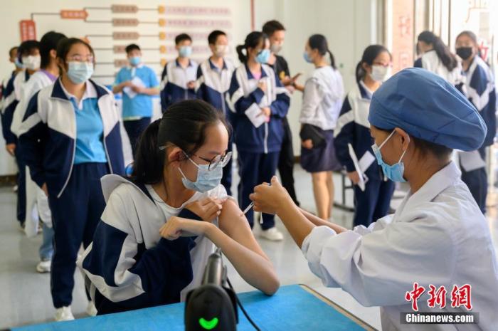 资料图：山西省太原市，育英中学初中学生在校园内接种新冠病毒疫苗。 <a target='_blank' href='http://www.chinanews.com/'>中新社</a>记者 韦亮 摄 　