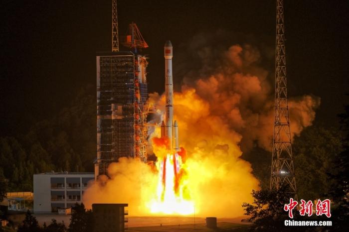 北京时间8月24日23时41分，中国在西昌卫星发射中心用长征三号乙运载火箭，成功将通信技术试验卫星七号发射升空。卫星顺利进入预定轨道，发射任务获得圆满成功。此次任务是长征系列运载火箭的第386次飞行。 拍摄： 郭文彬 黄国畅 赖玉峰