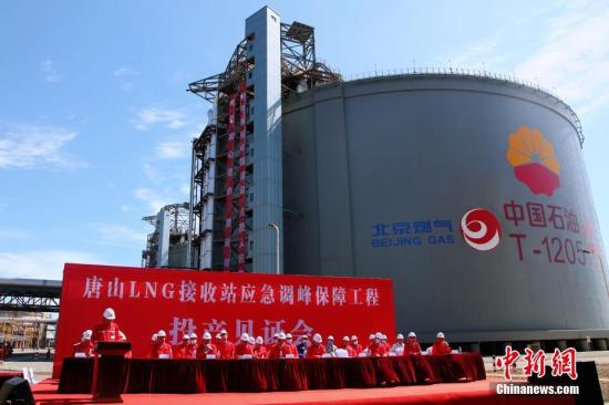 China's largest LNG storage base under construction completes main structure