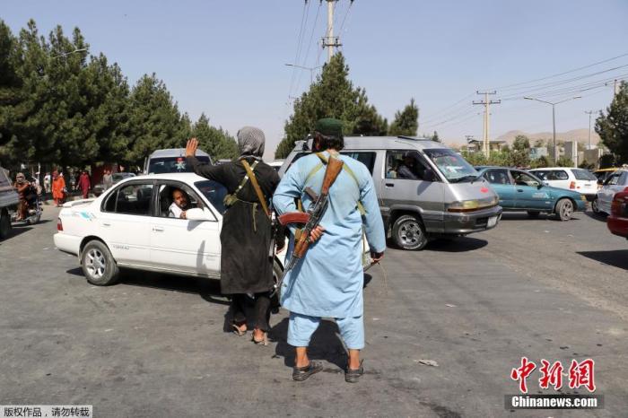 当地时间8月27日，阿富汗喀布尔机场附近的道路上，阿富汗塔利班成员在街头执勤。据报道，26日晚机场附近发生的爆炸事件已导致许多阿富汗人伤亡。一位阿富汗塔利班官员称，至少有28名塔利班成员在阿富汗喀布尔机场外发生的爆炸中丧命。此外，美军中央司令部还称，爆炸导致13名美军身亡。