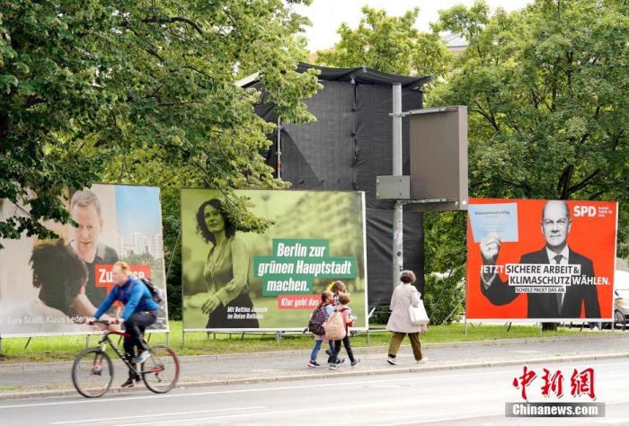 8月26日，柏林市中心的行人经过各政党的竞选展板。<a target='_blank' href='http://www.chinanews.com/'>中新社</a>记者 彭大伟 摄