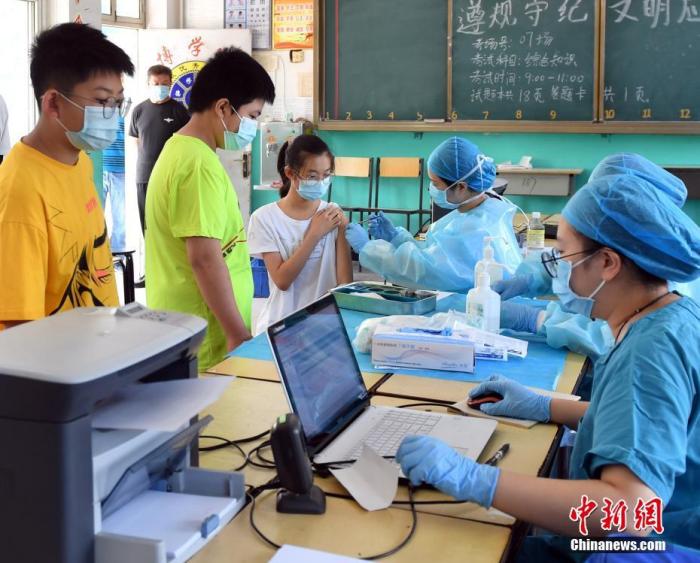 8月27日，医护人员为雄安新区容城县博奥学校的学生接种第二剂新冠疫苗。 <a target='_blank' href='http://www.chinanews.com/'>中新社</a>记者 韩冰 摄