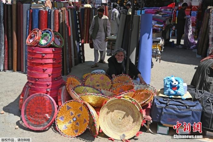 当地时间8月28日，阿富汗喀布尔市中心一集市，商贩摆摊卖货。
