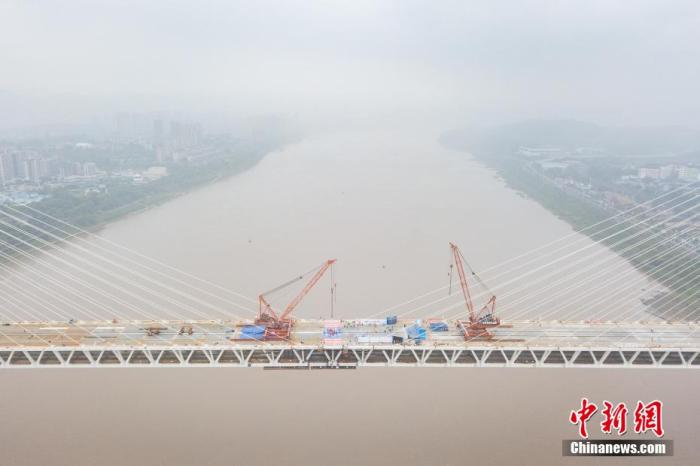 9月1日，航拍合龙后的重庆白居寺长江大桥。何蓬磊 摄