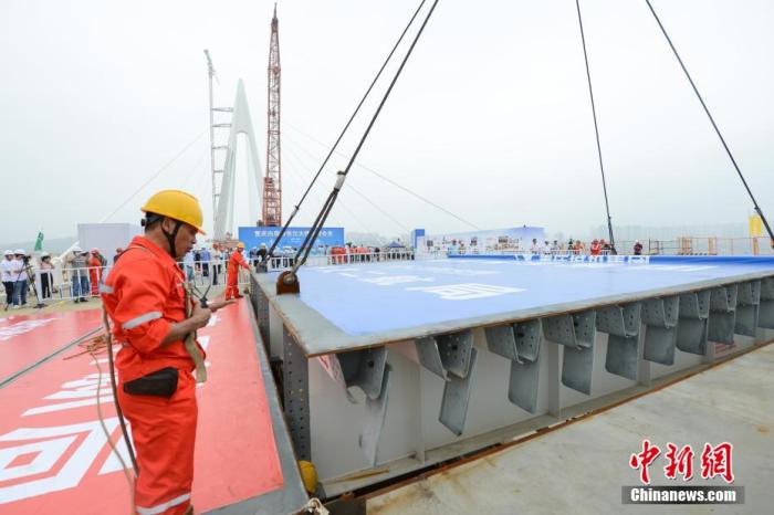 9月1日，随着最后一块桥面板的成功吊装，重庆白居寺长江大桥成功合龙。何蓬磊 摄