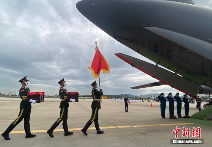 当地时间9月2日上午，第八批在韩中国人民志愿军烈士遗骸交接仪式在韩国仁川国际机场举行。供图