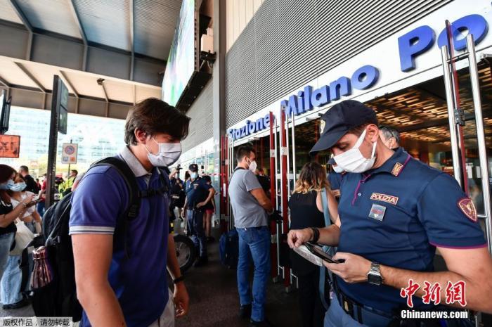 當地時間2021年9月1日，意大利米蘭，工作人員在火車站檢查乘客的綠色通行證。