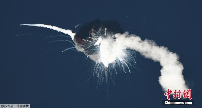 当地时间9月2日晚，美国“萤火虫”航天公司(Firefly Aerospace)发射的首枚“阿尔法”火箭在空中发生爆炸。据美国媒体报道，“萤火虫”航天公司的“阿尔法”火箭从美国加州范登堡太空军基地点火升空，但在其飞行升空约2分半后，火箭开始在空中翻滚，随后在空中炸成一团巨大火球，火箭随之发射失败。