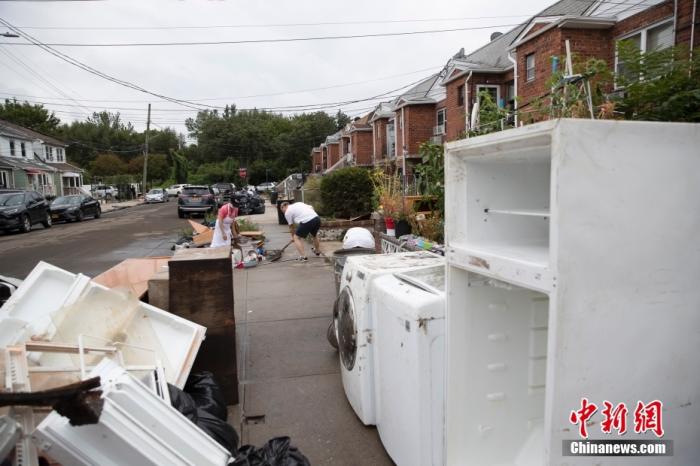 当地时间9月5日，美国纽约市皇后区受飓风洪水袭击的房屋前，居民清理物品。 <a target='_blank' href='http://www.chinanews.com/'>中新社</a>记者 廖攀 摄