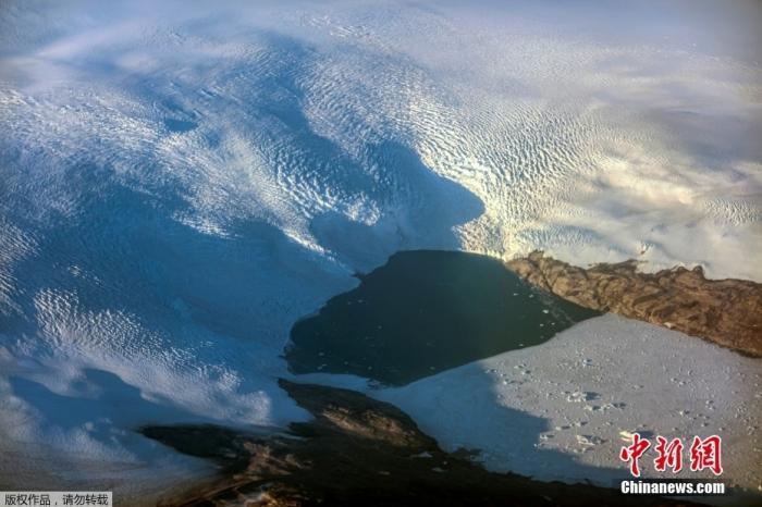 当地时间9月4日，镜头下的格陵兰岛冰盖大面积融化。