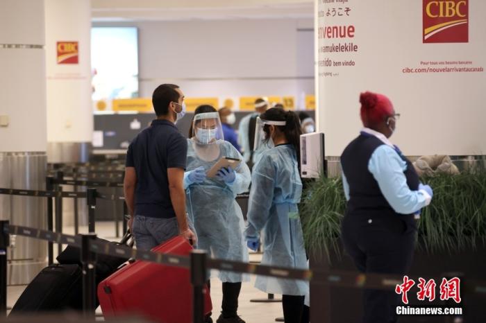 当地时间9月7日，加拿大多伦多皮尔逊国际机场，工作人员引导刚入境的国际旅客办理手续。 <a target='_blank' href='http://www.chinanews.com/'>中新社</a>记者 余瑞冬 摄