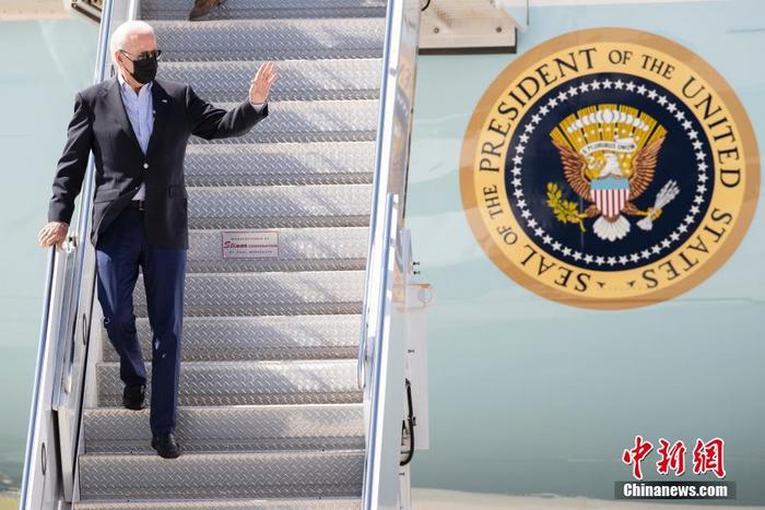 当地时间9月7日，美国总统拜登飞抵纽约肯尼迪机场，前往纽约和新泽西视察飓风“艾达”在当地造成的灾情。 <a target='_blank' href='http://www.chinanews.com/'>中新社</a>记者 廖攀 摄