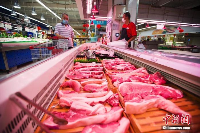9月8日，山西太原一超市，消费者在选购猪肉。中国国家统计局9日公布，8月份，中国居民消费价格指数(CPI)同比上涨0.8%。其中，猪肉价格下降44.9%。 <a target='_blank' href='http://www.chinanews.com/'>中新社</a>记者 张云 摄