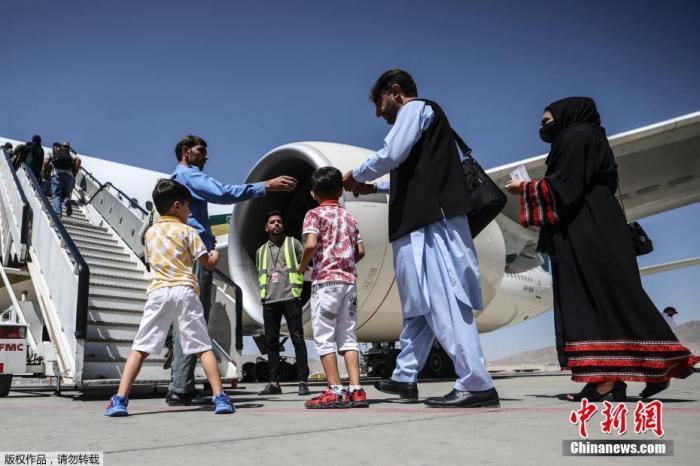 當地時間9月13日，阿富汗喀布爾機場，乘客登上巴基斯坦國際航空公司的航班。據報道，這是自阿富汗塔利班8月15日重新接管喀布爾以來，首個降落的國際商業航班。