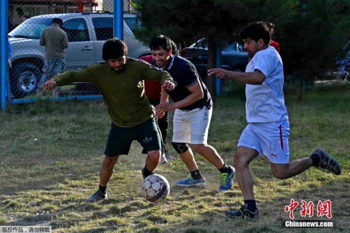 当地时间2021年9月13日，阿富汗首都喀布尔，当地运动爱好者在操场上踢足球。